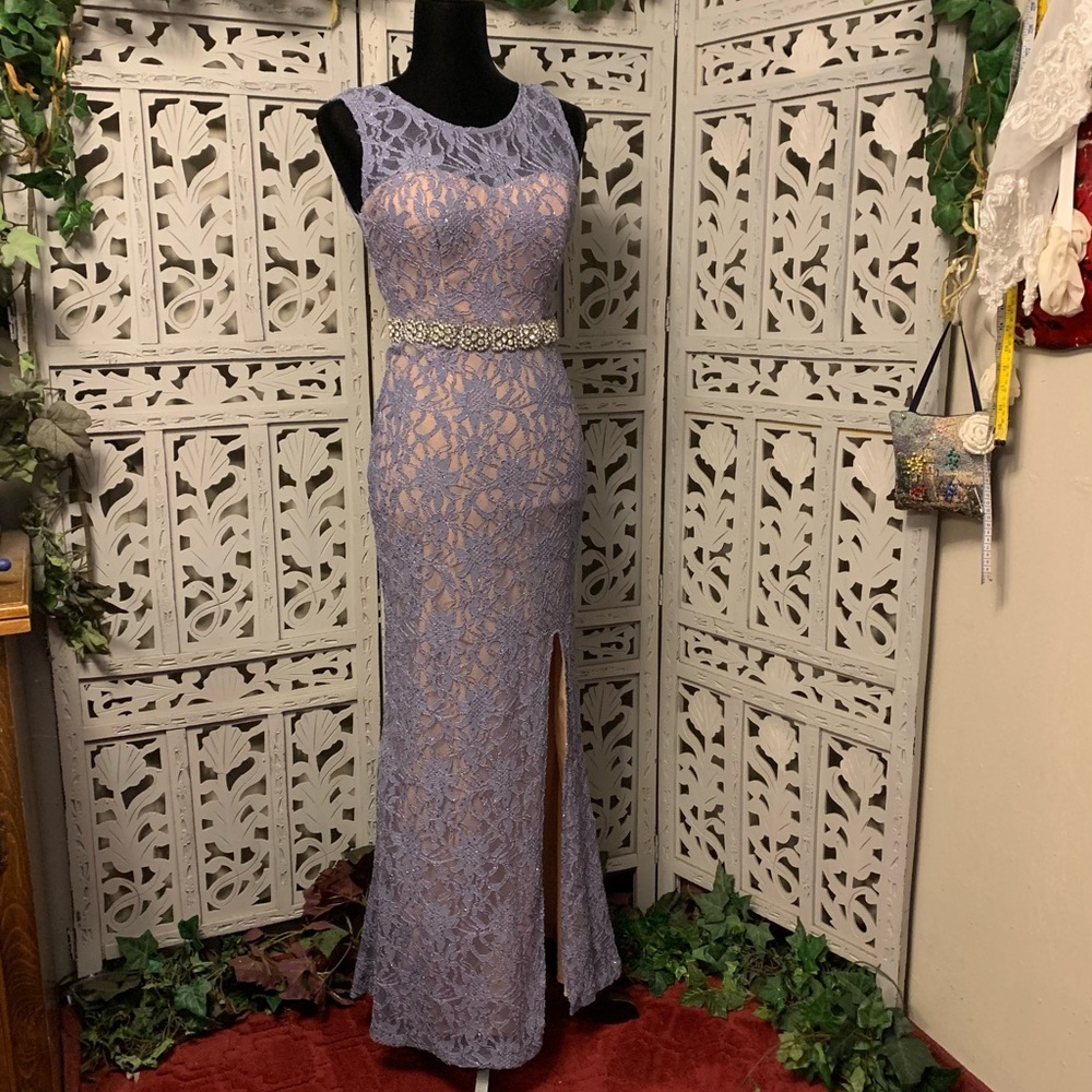 JODI KRISTOPHER LOVELY LAVENDER PURPLE LACE SLEEVELESS LONG PROM FORMAL DRESS